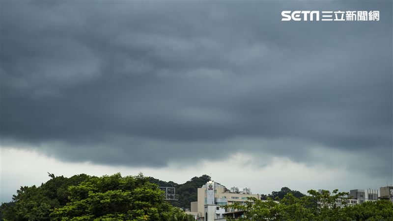 1地區烏雲在滾　氣象局發布「大雨特報」