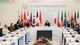 岸田文雄主持多國加入的G7峰會烏克蘭、巴西、印度、印尼與韓國等國元首，參加規模擴大的G7峰會第2天議程，日本首相岸田文雄主持會議。（日本外務省提供）中央社記者楊明珠廣島傳真  112年5月21日
