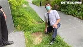 高大成到5億高中生墜樓現場。（圖／記者李忠現拍攝）