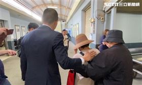 高大成到台中殯儀館檢視5億高中生遺體。許哲維律師，賴母(被攙扶者)痛哭失聲。（圖／記者李忠憲拍攝）