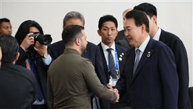 澤倫斯基與尹錫悅烏克蘭總統澤倫斯基與韓國總統尹錫悅出席G7峰會，兩人握手致意。（日本外務省提供）中央社記者楊明珠廣島傳真  112年5月21日