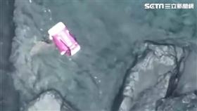 屏東縣消防局人員在溪中發現1只紅色包包。（圖／翻攝畫面）