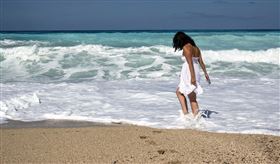 度假 海灘 正妹 休假（示意圖／翻攝自pixabay）