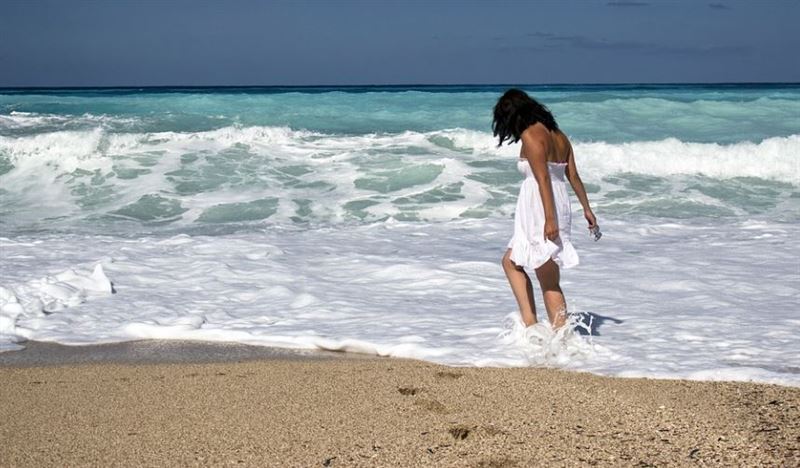 退休女師海灘散步…竟突被推土機輾斃了！