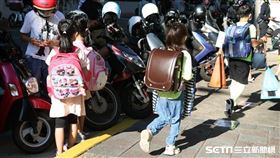 9/1開學日、學生、家長、口罩、小孩、男童、女童、學校、上課（圖／記者邱榮吉攝影