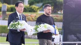 澤倫斯基與岸田在廣島原爆罹難者慰靈碑前獻花在日本廣島舉行的七大工業國集團峰會21日閉幕。烏克蘭總統澤倫斯基出席最後一天議程後，下午在日本首相岸田文雄陪同下參訪原爆資料館，並在慰靈碑前獻花。（日本外務省提供）中央社記者楊明珠廣島傳真  112年5月21日