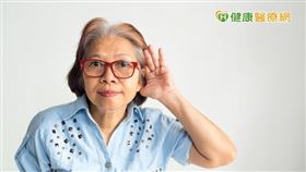 楊龍駿醫師使用頭皮針和耳針治療，有助於聽力恢復。及早發現和治療仍然關鍵。