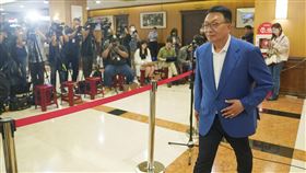 藍批與詐騙集團關係匪淺  陳歐珀立院說明（2）前立委黃國昌指控，涉嫌詐騙吸金的借貸媒合平台imB曾姓主嫌，曾在宜蘭有一棟大樓，且曾是民進黨立委陳歐珀的服務處。陳歐珀（右）19日在立法院重申，絕對沒有與詐騙集團掛勾，若有參與詐騙行為，退選沒問題。中央社記者徐肇昌攝  112年5月19日