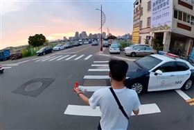 台中警車「未禮讓行人」影曝　員警遭懲處（圖／翻攝自YOUTUBER王男の交通日常)