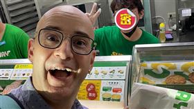 吳鳳買三明治忘拿找錢！曝「台灣人1暖舉」：謝謝無名英雄。（圖／翻攝自吳鳳臉書）