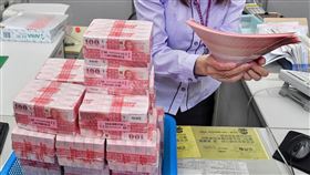 銀行員清點新鈔供民眾兌換（2）農曆新年將至，台灣銀行3日開放民眾換新鈔，行員上午準備新鈔，因應民眾換鈔需求。中央社記者鄭清元攝　110年2月3日