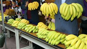 屏東好蕉台北義賣　今年台灣香蕉盛產，為協助屏東蕉農拓展行銷通路，民進黨籍立法委員莊瑞雄（右2）與台北天后宮合作，29日下午在台北西門町紅樓前廣場舉辦義賣活動，同黨立委陳明文（右）也出席參與。中央社記者郭日曉攝　109年10月29日