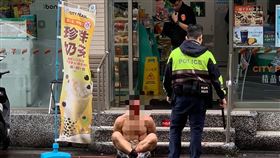 桃園男失控大鬧超商（2）桃園市28歲朱姓男子（前左）20日不明原因在超商內發狂，警方獲報到場處理還遭朱男攻擊受傷。朱男經壓制後已先送醫，經確認朱男沒有飲酒，訊後將依毀損、傷害、妨害公務等罪嫌移送偵辦。（翻攝照片） 中央社記者葉臻傳真  112年5月20日