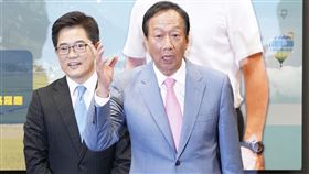 郭台銘肯定黃健庭能力　拱2年後選台北市長鴻海集團創辦人郭台銘（前）6日在台北出席前台東縣長黃健庭（後）的專題演講，致詞時不僅肯定黃健庭的能力，也力拱黃健庭2年後挑戰參選台北市長。中央社記者徐肇昌攝　108年10月6日