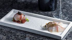 黃金海鱸魚佳餚包含炙燒黃金海鱸希臘沙拉、鮮味十足的鹽漬黃金海鱸魚生魚片佐紅酒醋晶凍。（圖／品牌業者提供）