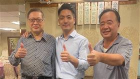 蔣萬安與im.B詐騙集團主嫌之一陳正修比讚合照。（圖/顏若芳提供）