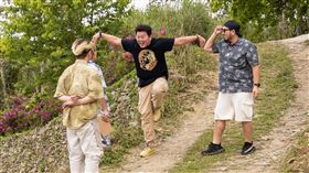 庹宗康（中）為了上菜速度狂電姚元浩。（圖／好看娛樂提供）