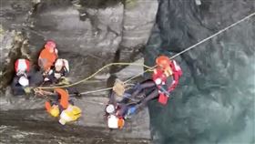 民眾受困屏東飛龍瀑布  空勤直升機救援10人溯溪團挑戰屏東飛龍瀑布因大雨受困，5人待援、5人失聯，空勤直升機21日上午成功吊掛1名受困者送醫。（屏東縣消防局提供）中央社記者李卉婷傳真  112年5月21日