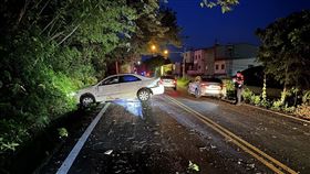 南投，彰化警，路怒追撞，開車追逐，連撞5次，撞山壁翻覆，(圖／翻攝畫面)