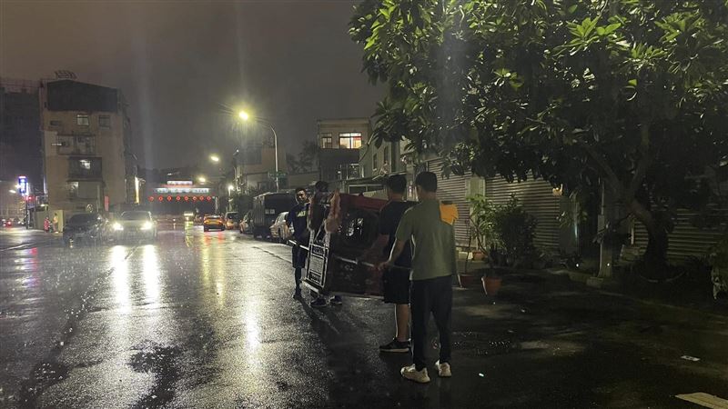 城隍爺夜巡見詭異婚紗照　轎班嚇傻狂吐