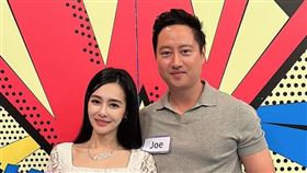 王思佳（左）與老公Joe一起現身錄影。（圖／翻攝自臉書）