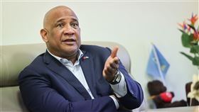 希瑞爾：聖露西亞與台外交成果落實人民日常中聖露西亞副總理希瑞爾（Ernest Hilaire）22日訪台，晚間受訪時表示，聖露西亞和台灣有著獨特邦誼，台灣給予聖露西亞極大幫助，若親訪聖國將可發現許多角落都有台灣影子，包含學校、道路等基礎建設，雙邊外交成果落實在人民日常生活中。中央社記者裴禛攝  112年5月22日