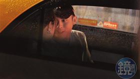 陳奕（右）和筱筱（左）離開KTV之後，坐上計程車，陳奕在車內含情脈脈看著筱筱。（圖／鏡週刊提供）