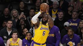 ▲湖人詹姆斯（LeBron James）半場砍下31分，半場領先金塊。（圖／美聯社／達志影像）