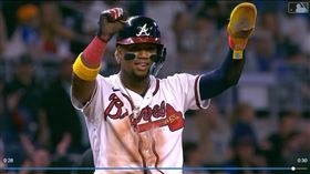 ▲亞古納（Ronald Acuna Jr.）走上二壘盜上三壘。（圖／翻攝自MLB官網）