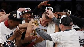 金塊約基奇今年季後賽第8次繳出大三元，打破張伯倫高懸56年紀錄，成為NBA第一人。（圖／翻攝自金塊推特）