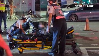 夫妻雙載闖紅燈　衝入車陣撞2機車釀4傷