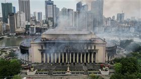 菲律賓擁有百年歷史的中央郵局21日深夜發生大火，建物已經嚴重毀損。（圖／路透社／達志影像）