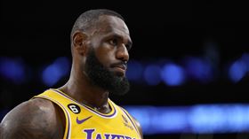 ▲湖人詹姆斯（LeBron James）在訪問中提到關於是否退休需要考慮一下。（圖／美聯社／達志影像）