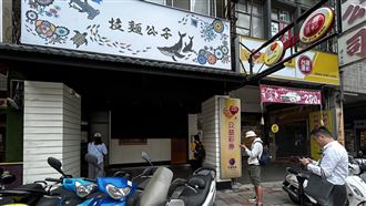 直擊／店家超忙！民眾瘋排大王具足蟲拉麵