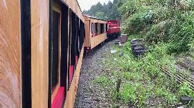 阿里山林鐵福森號試車壓到石頭出軌