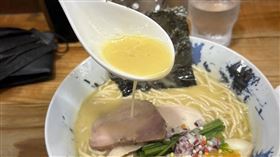 ▲記者實際品嚐後，雞湯汁濃郁而不膩、拉麵有嚼勁而不硬，吃起來的確不錯。（圖／記者簡浩正攝影）