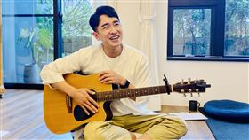 八點檔戲劇男神陳謙文與歌王歌后推手田定豐合作。（圖／唱戲世界娛樂提供）