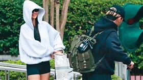 06：51 或許是因為回到了家，也與ØZI有了獨處空間，Jane露出開懷笑容。（圖／鏡週刊提供）