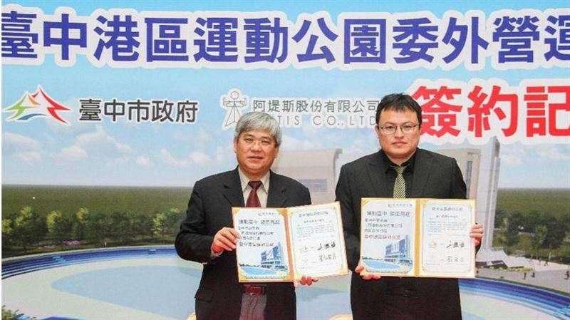 傳摩鐵不倫助理　前體育局長：3人談事情