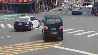 警車跨槽化線逆向超車　民眾怒：差點撞上