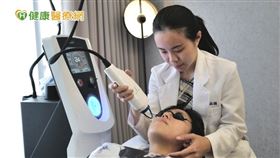 謝函穎醫師再次提醒民眾，保養肌膚除了日常的保濕防曬要做足，也要避免經常性化妝、長時間戴口罩，通風涼爽的環境有助於恢復皮膚的健康。