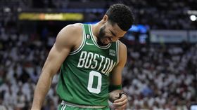 ▲塞爾提克泰坦（Jayson Tatum）第三節攻下14分，率塞爾提克超前熱火。（圖／美聯社／達志影像）