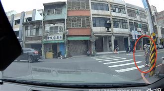 新竹嬤斑馬線站45秒過不去　她1暖舉網哭