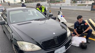 通緝男拒檢狂飆　女毒蟲見警哭喊：我好怕