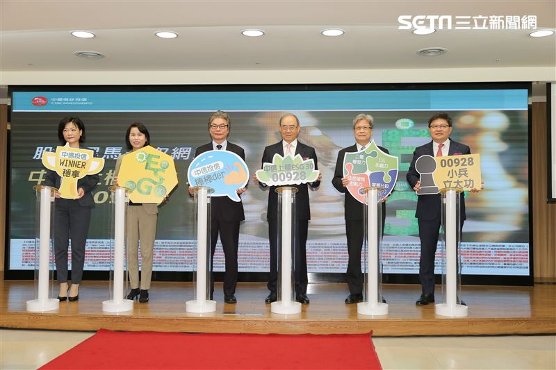 台灣指數公司總經理卓碧華(左起)、櫃買中心總經理李愛玲、櫃買中心董事長陳永誠、中信投信董事長陳國世、國立臺北大學校長李承嘉、中信投信總經理張浴澤出席中信投信掛牌典禮。（圖／記者楊澍攝影）