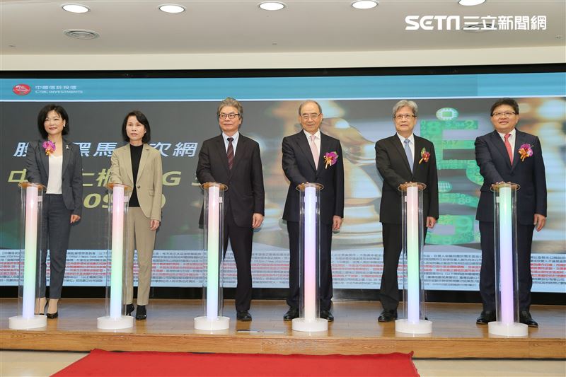 台灣指數公司總經理卓碧華(左起)、櫃買中心總經理李愛玲、櫃買中心董事長陳永誠、中信投信董事長陳國世、國立臺北大學校長李承嘉、中信投信總經理張浴澤出席中信投信掛牌典禮。（圖／記者楊澍攝影）