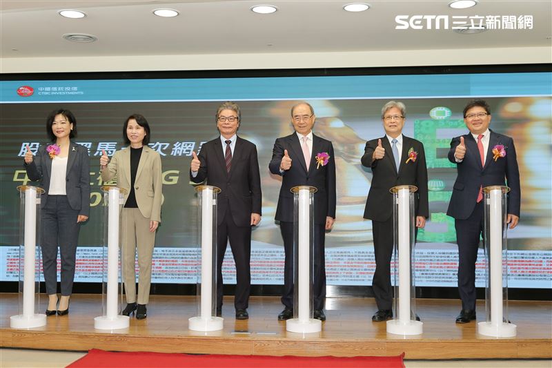 台灣指數公司總經理卓碧華(左起)、櫃買中心總經理李愛玲、櫃買中心董事長陳永誠、中信投信董事長陳國世、國立臺北大學校長李承嘉、中信投信總經理張浴澤出席中信投信掛牌典禮。（圖／記者楊澍攝影）