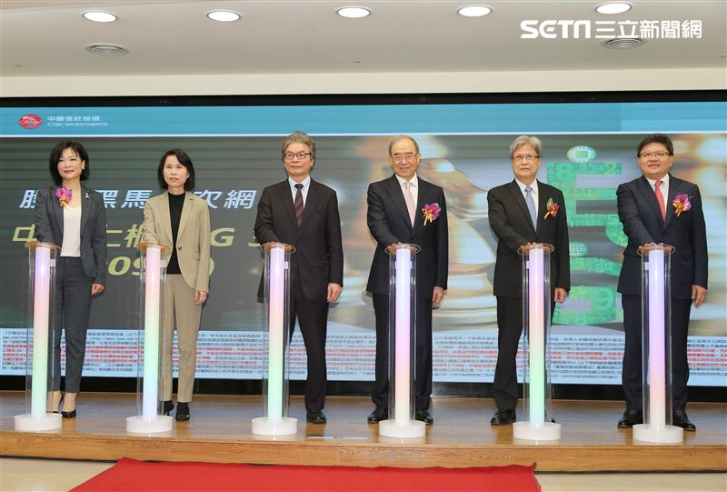 台灣指數公司總經理卓碧華(左起)、櫃買中心總經理李愛玲、櫃買中心董事長陳永誠、中信投信董事長陳國世、國立臺北大學校長李承嘉、中信投信總經理張浴澤出席中信投信掛牌典禮。（圖／記者楊澍攝影）