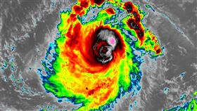 強颱瑪娃穿越關島後會重新增強，直攻第二次巔峰。(圖／「台灣颱風論壇｜天氣特急」）