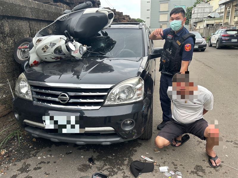 陳男摩托車卡在轎車車頂，自己翻落地面受傷。（圖／翻攝畫面）